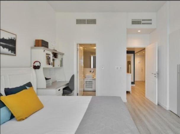 3br That Sleeps 8 On Palm Jumeirah With Pool & Gym Access And Stunning View Dubai