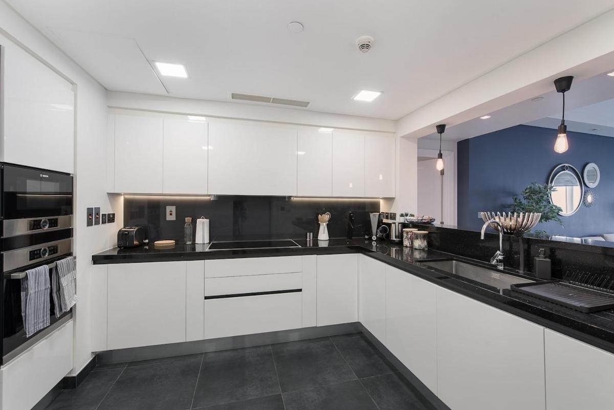 Apartment 3br That Sleeps 8 On Palm Jumeirah With Pool & Gym Access And Stunning View Dubai