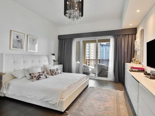 3br That Sleeps 8 On Palm Jumeirah With Pool & Gym Access And Stunning View *