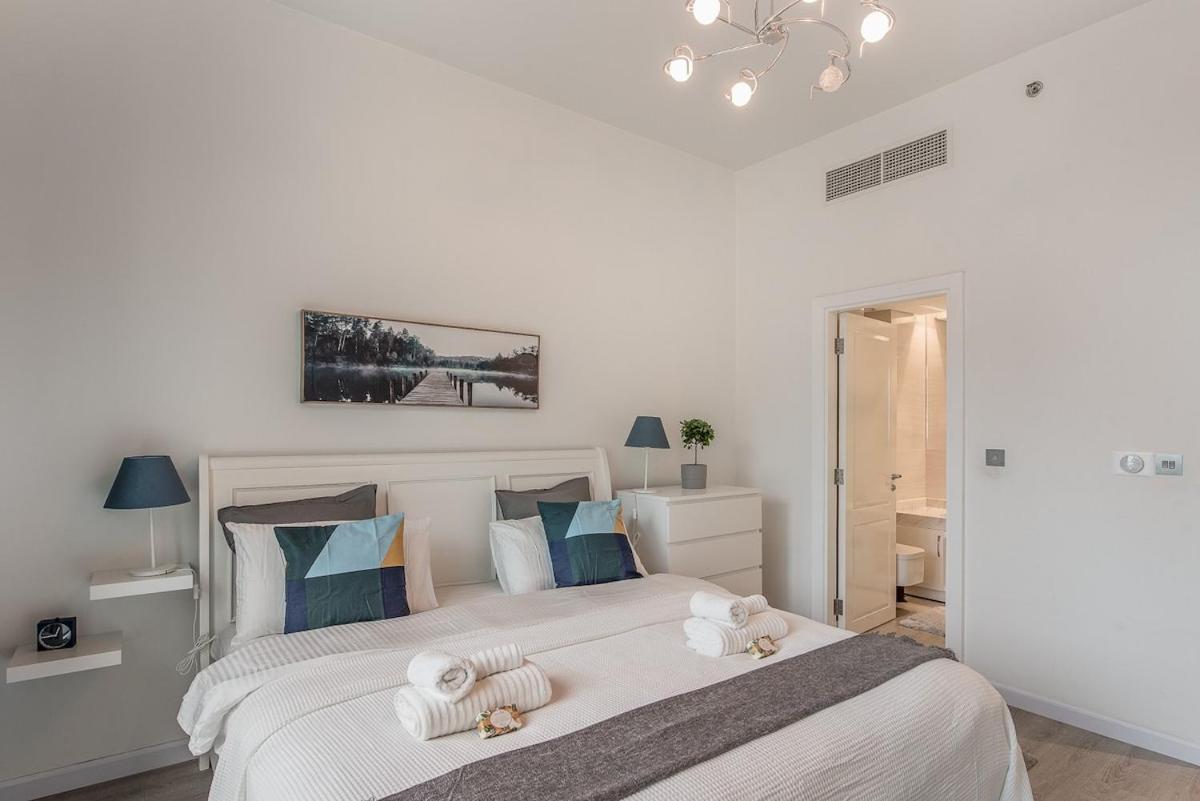 Apartment 3br That Sleeps 8 On Palm Jumeirah With Pool & Gym Access And Stunning View *