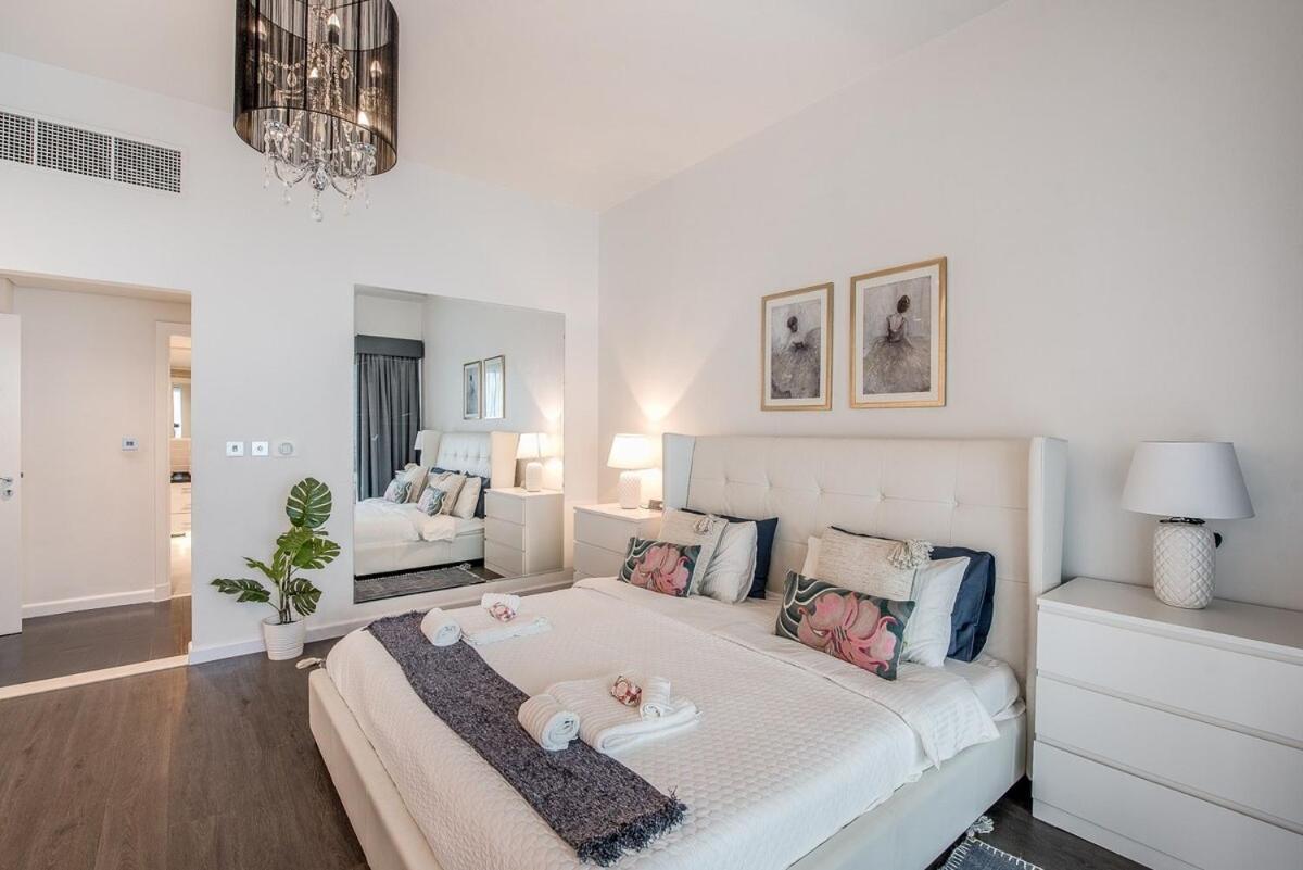 3br That Sleeps 8 On Palm Jumeirah With Pool & Gym Access And Stunning View *