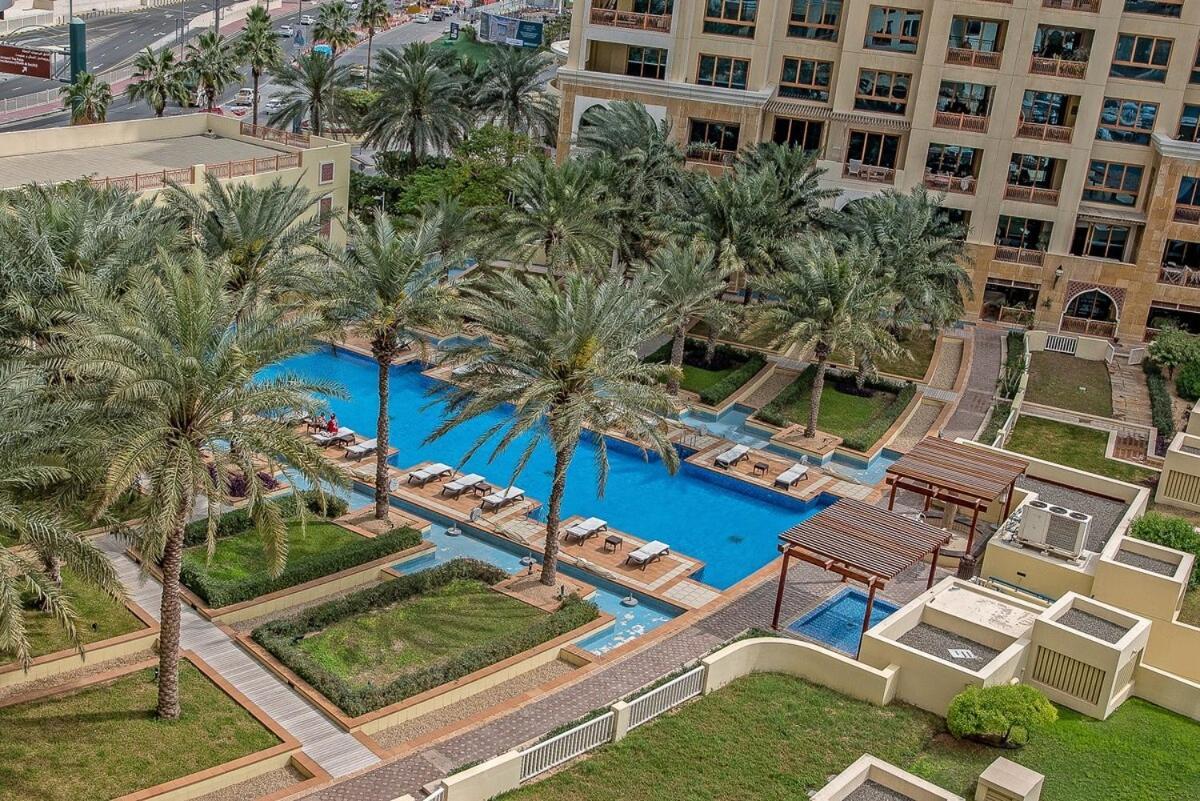 3br That Sleeps 8 On Palm Jumeirah With Pool & Gym Access And Stunning View Dubai