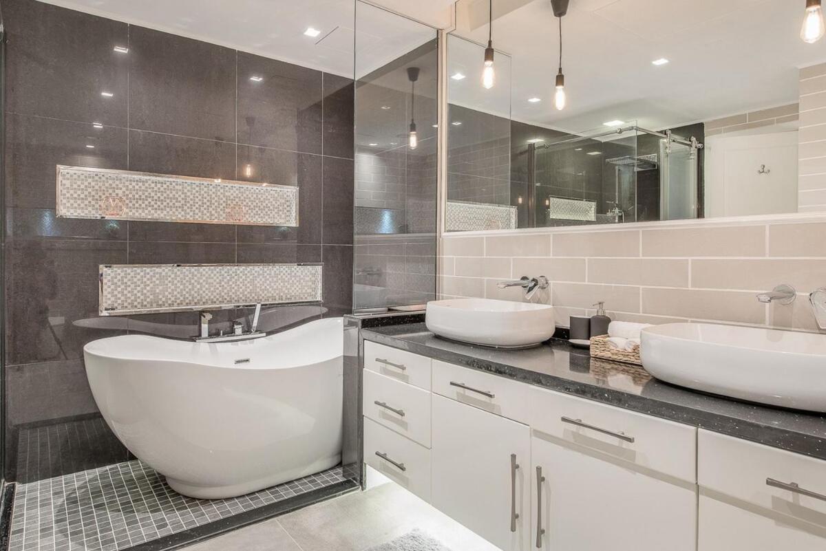 3br That Sleeps 8 On Palm Jumeirah With Pool & Gym Access And Stunning View