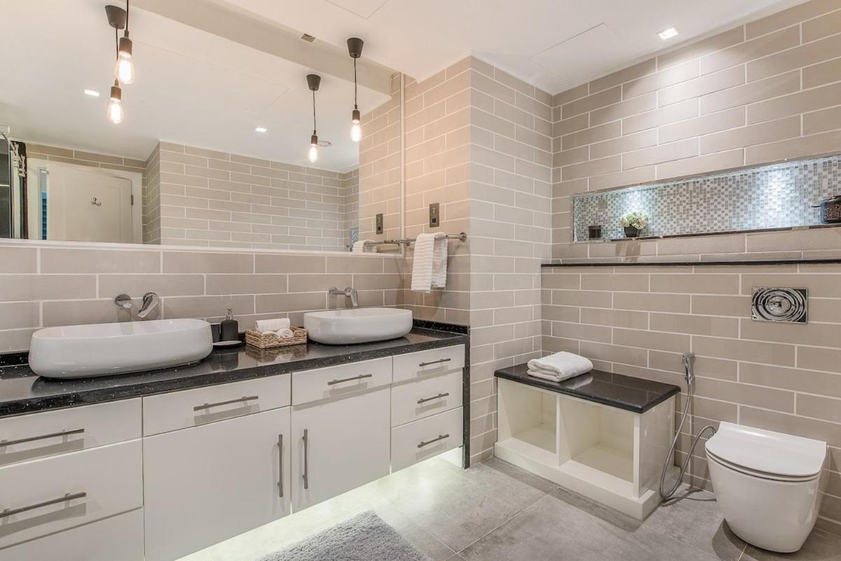 3br That Sleeps 8 On Palm Jumeirah With Pool & Gym Access And Stunning View Dubai